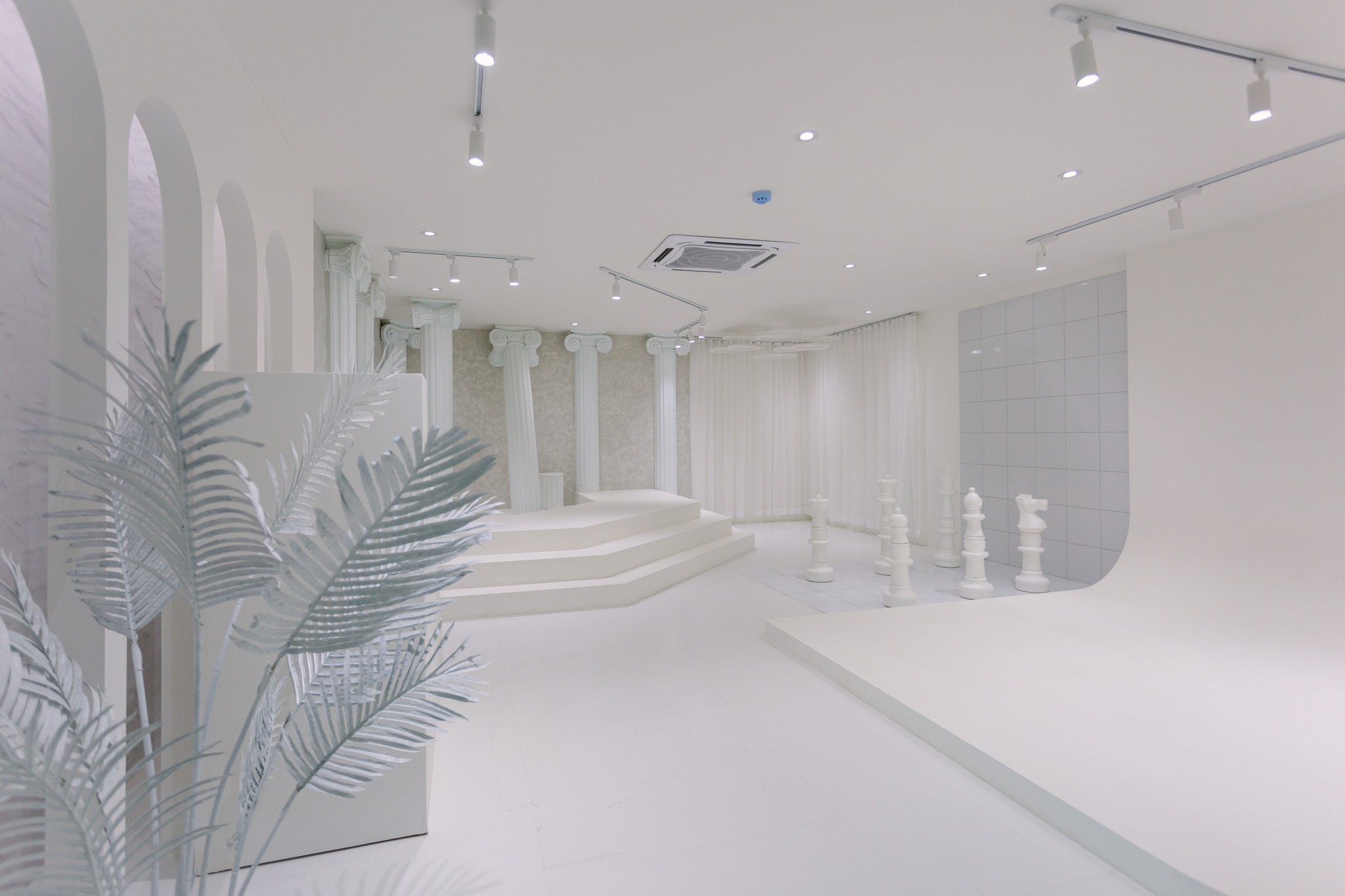 สตูดิโอเสาโรมันสีขาวคลาสสิก สตูดิโอให้เช่า สตูดิโอถ่ายรูป สตูดิโอถ่ายภาพสีขาว