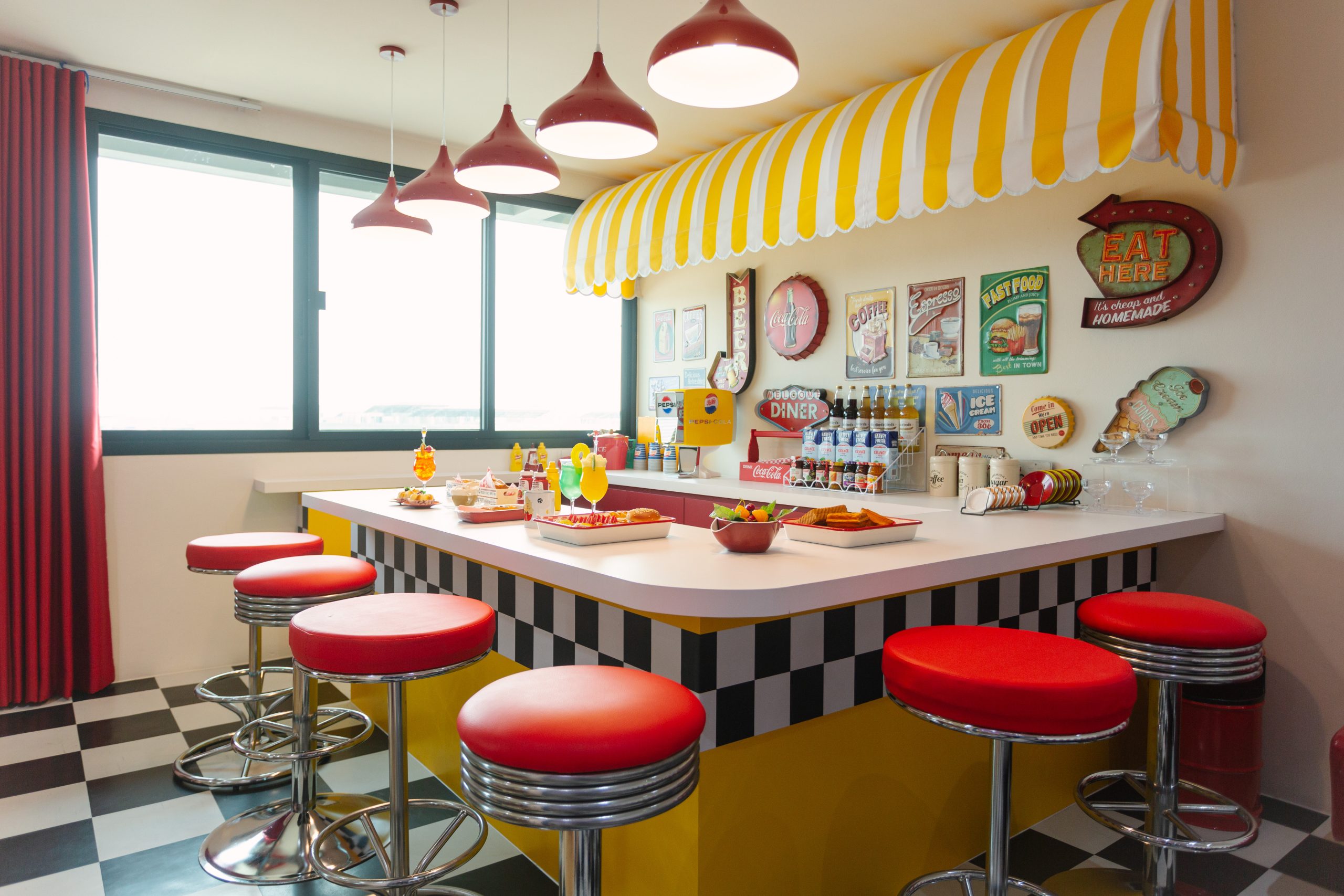 สตูดิโอให้เช่าธีมคาเฟ่เรโทรและเกมส์รูม (Retro Cafe & Game Room)