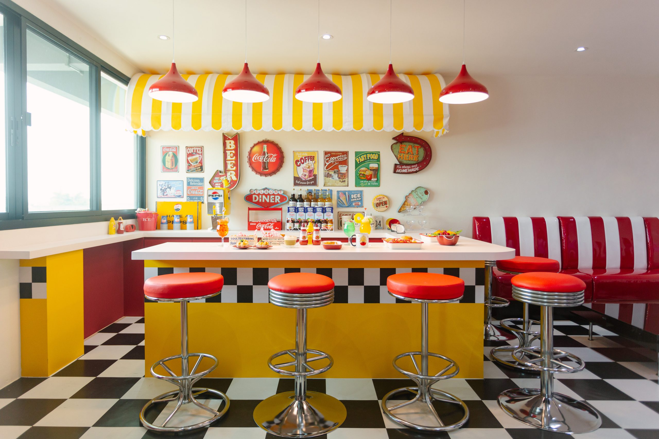 สตูดิโอให้เช่าธีมคาเฟ่เรโทรและเกมส์รูม (Retro Cafe & Game Room)