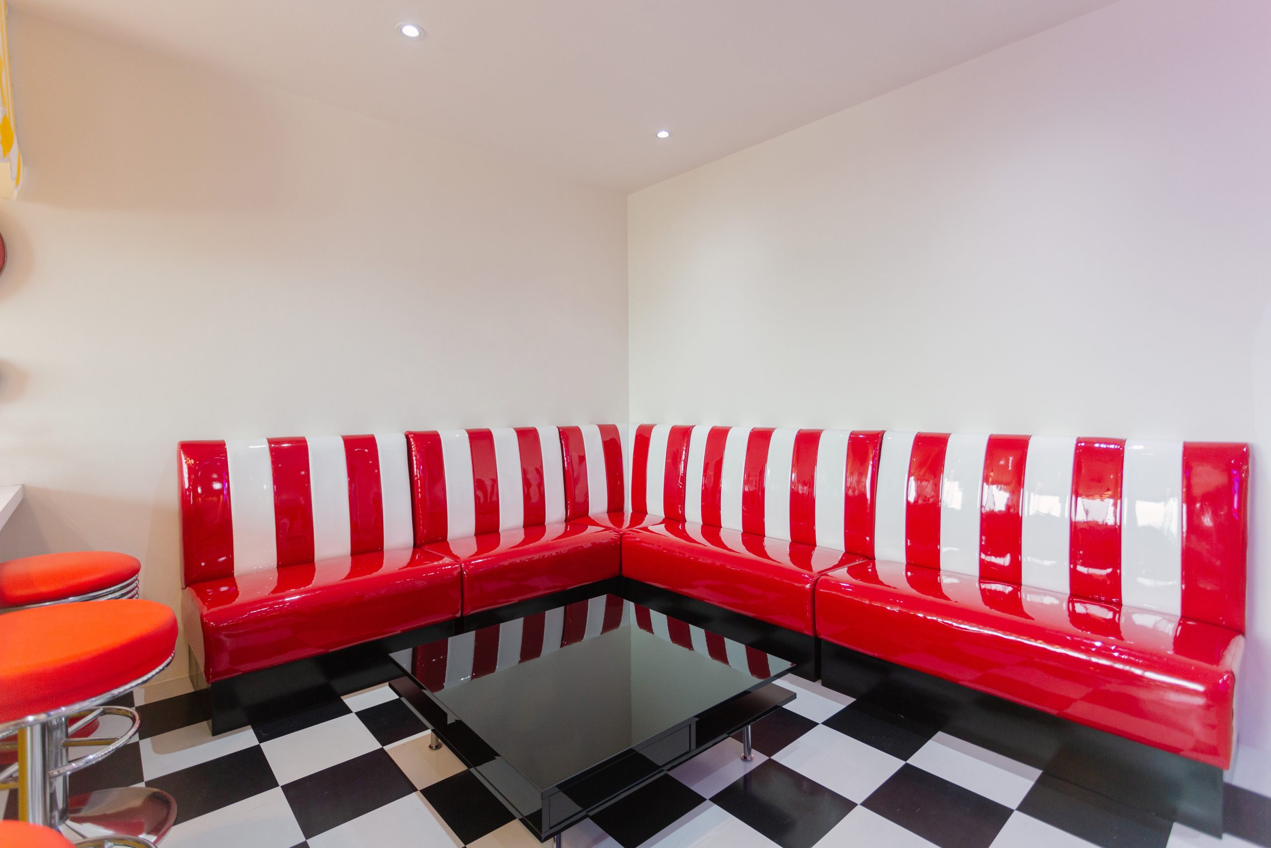 สตูดิโอให้เช่าธีมคาเฟ่เรโทรและเกมส์รูม (Retro Cafe & Game Room)