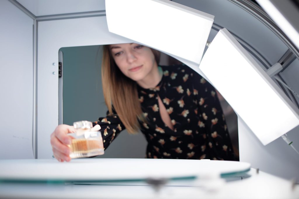 รับถ่ายรูปสินค้า ถ่ายรูปขวดน้ำหอม ด้วยเครื่องถ่ายภาพอัติโนมัติ ถูก เร็ว ดี